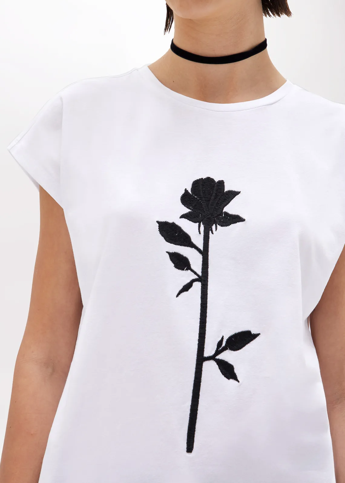 T-SHIRT WITH EMBROIDERY ROSE